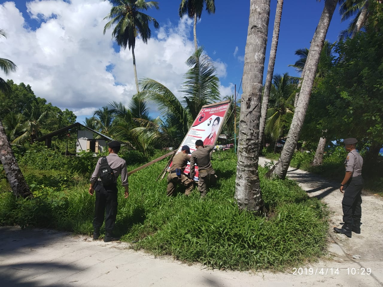 Pembersihan Alat Peraga Kampanye di Mentawai